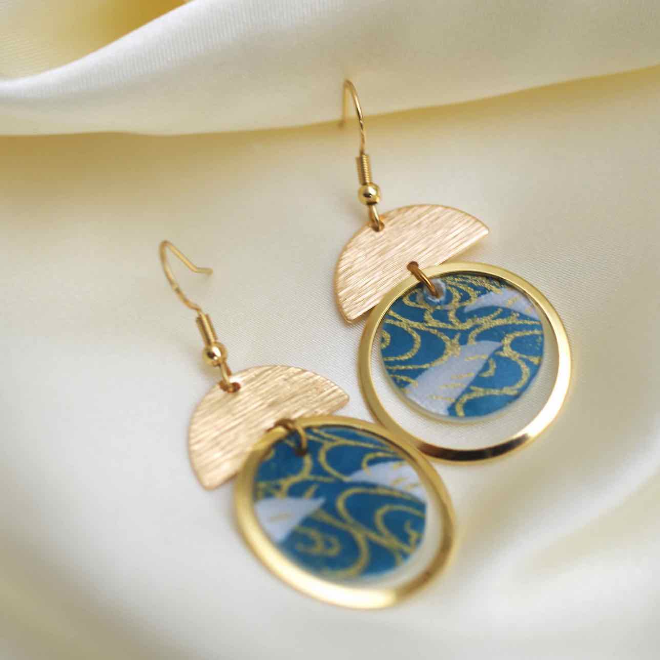 Handgemaakte Fantasie oorbellen met blauw Japans papier - origami ronde oorbellen - geometrisch