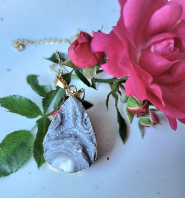 Handgemaakte Edelsteen ketting met Agaat geode in een gouden frame - Afbeelding 3