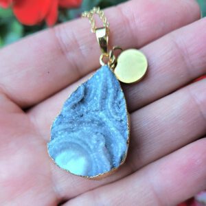 Handgemaakte Edelsteen ketting met Agaat geode in een gouden frame