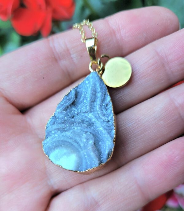 Handgemaakte Edelsteen ketting met Agaat geode in een gouden frame