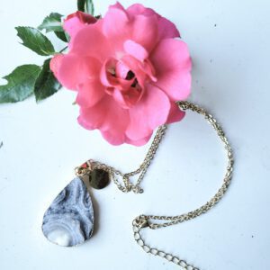 Handgemaakte Edelsteen ketting met Agaat geode in een gouden frame