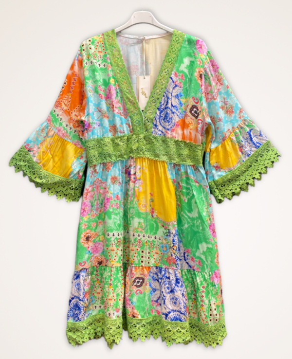 Kleurrijke boho vintage korte jurk met kant in GROEN brede mouwen maat 38/40