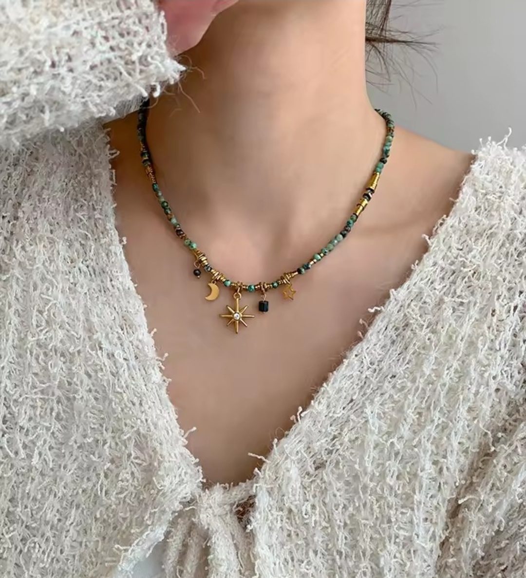 Handgemaakte boho ketting met edelsteen kralen in turquoise kleur - choker ketting