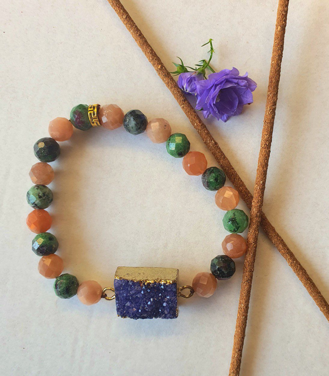 Handgemaakte edelsteen armband zonnesteen en groene aventurijn en paarse segment