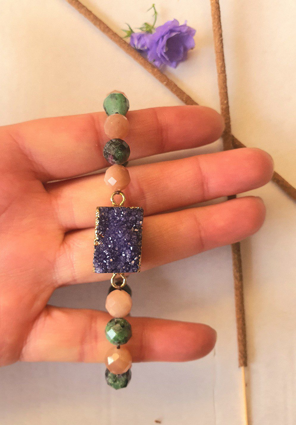 Handgemaakte edelsteen armband zonnesteen en groene aventurijn en paarse segment