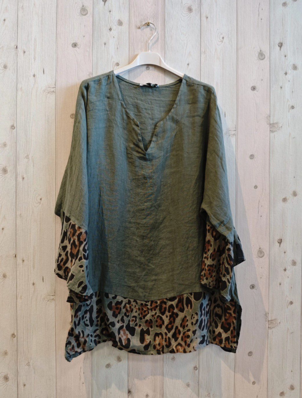 Prachtige 100% linnen brede top met Luipaard print - kleur MILITAIR GROEN - maat 44