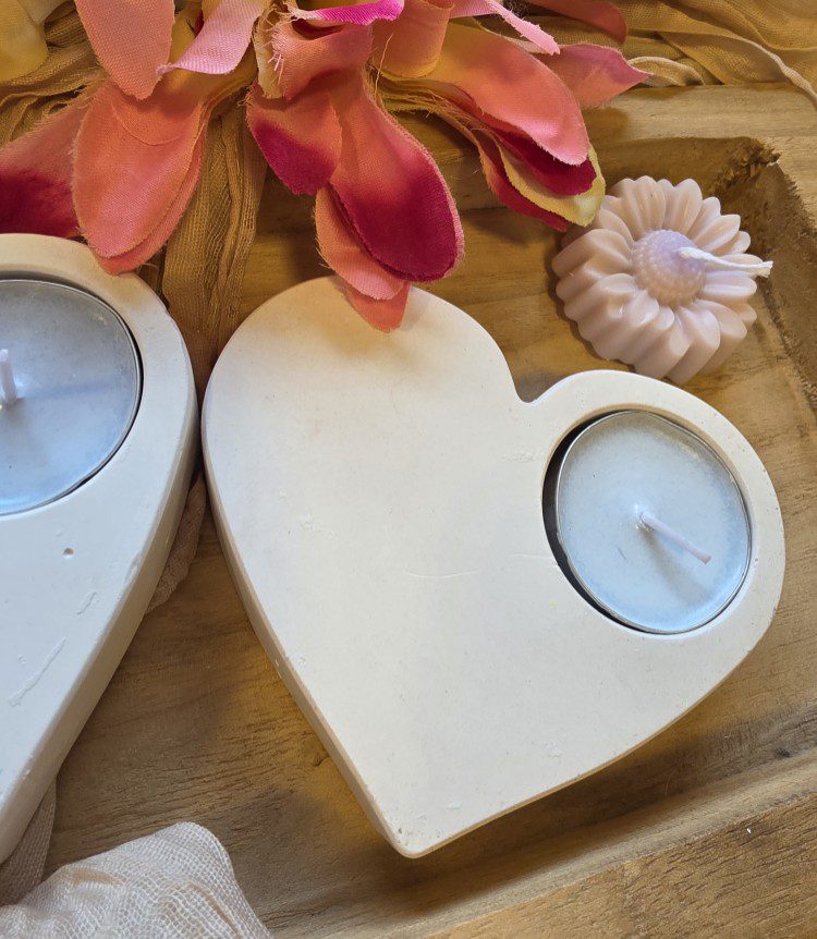 2 stuks handgemaakte gips kaarshouders in hart vormpje - geparfumeerde soja waxinelichtje inbegrepen 2st