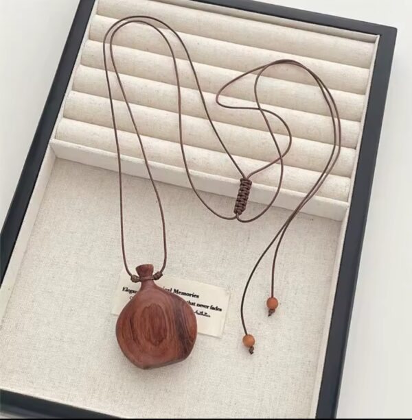 Vintage hals ketting van hout - lange ketting met fles vorm - aparte opvallende ketting - Afbeelding 2