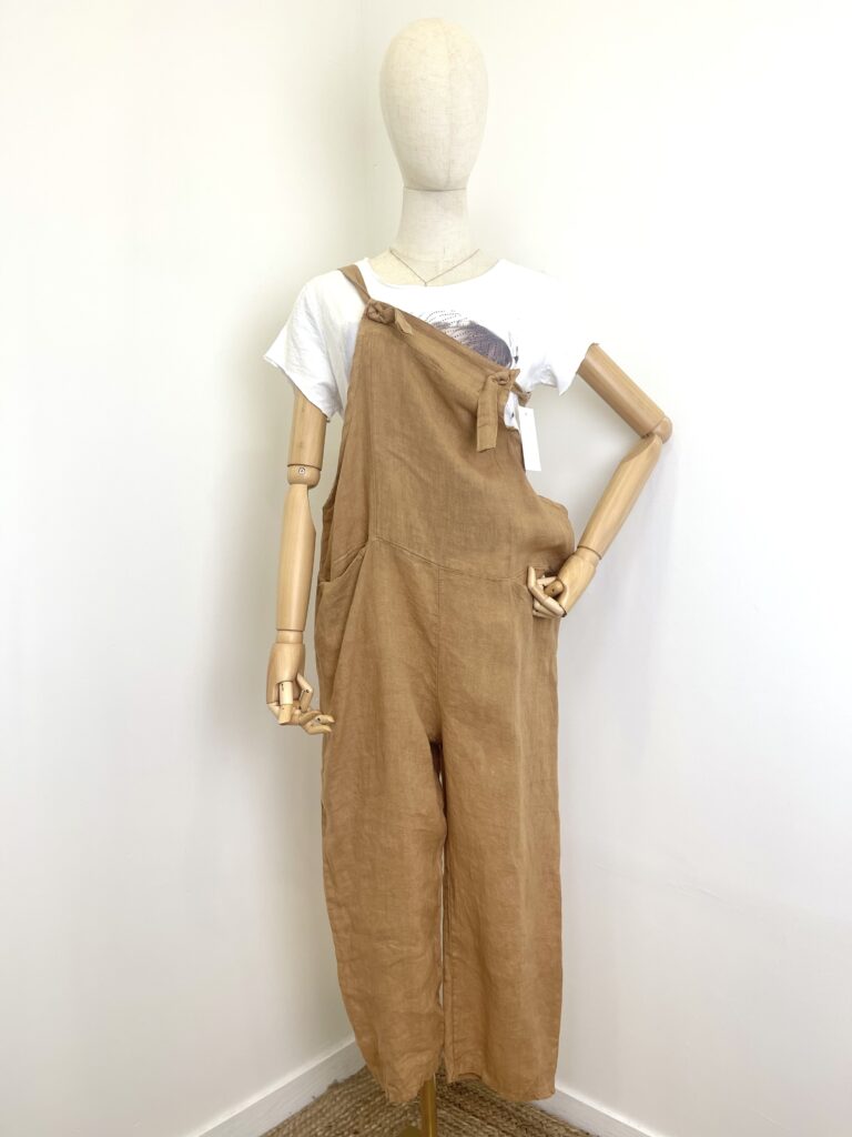 Leuke linnen jumpsuit me voorzakken en knoppen - CAMEL kleur - tuinbroek - Maat S/M
