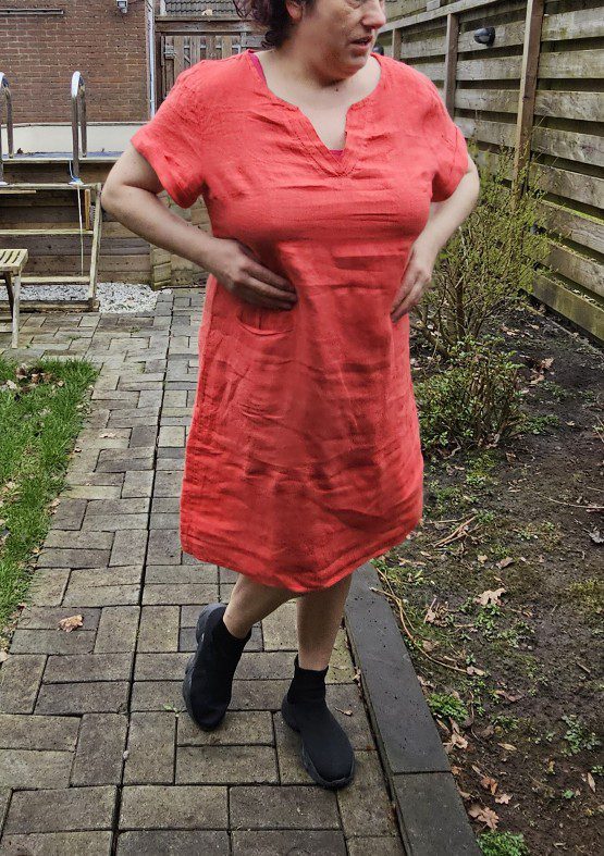 Linnen midi jurk met steek zakken - korte mouwen - v-hals - kleur ROZE/ROOD - maat 44 - Afbeelding 2