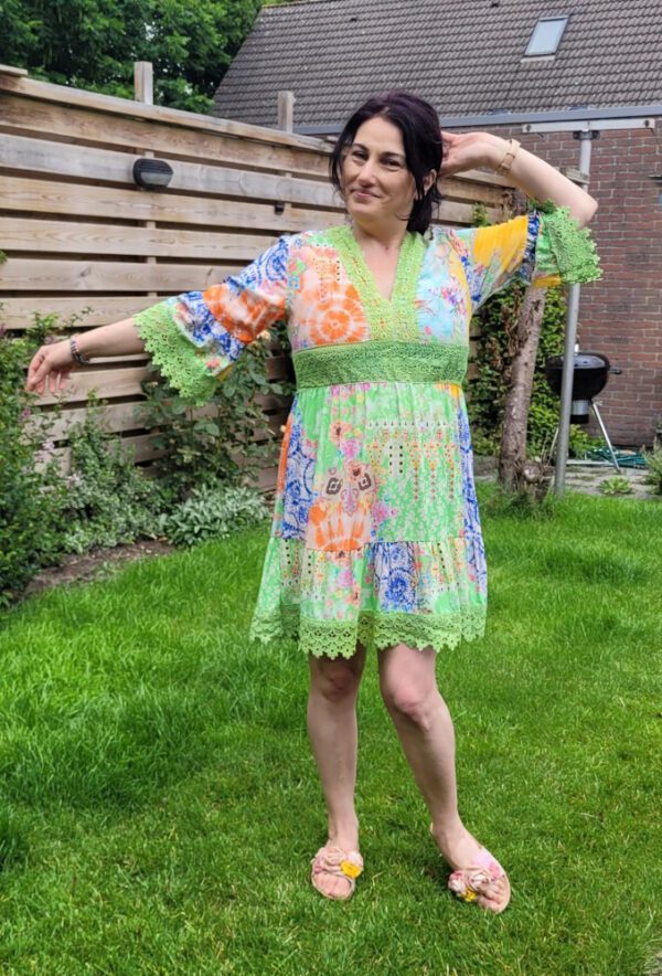 Kleurrijke boho vintage korte jurk met kant in GROEN brede mouwen maat 38/40 - Afbeelding 2