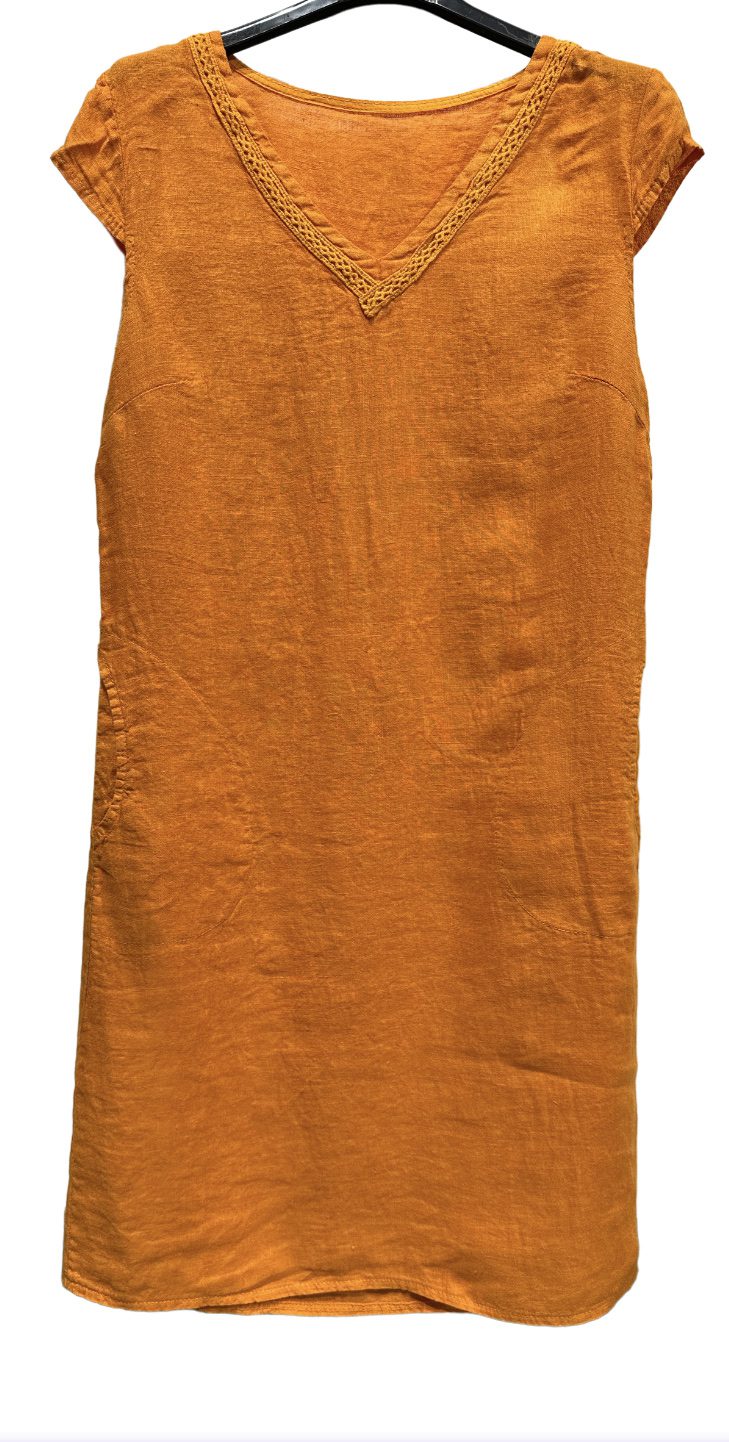 Linnen jurk - v-hals en broderie - kapmouwen - elastische rug - zijzakken maat - kleur ORANJE - maat 42/44