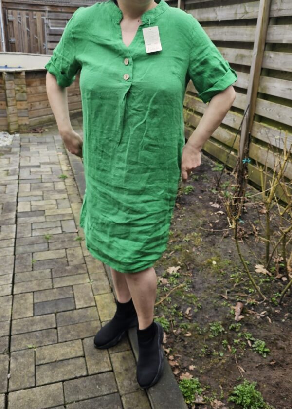Mooi linnen jurk - v-hals - kraag - 7/8 mouwen - zijzakken en knoppen voorkant - kleur GRAS GROEN - maat 44 - Afbeelding 3