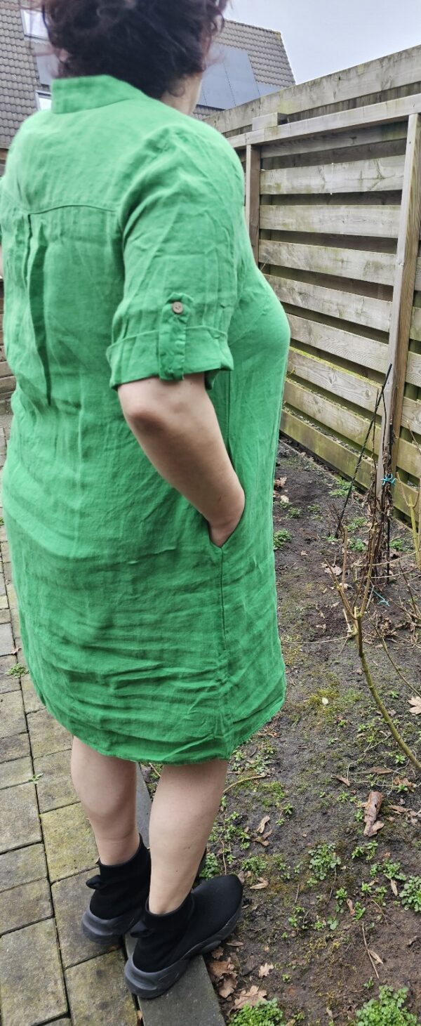 Mooi linnen jurk - v-hals - kraag - 7/8 mouwen - zijzakken en knoppen voorkant - kleur GRAS GROEN - maat 44 - Afbeelding 5