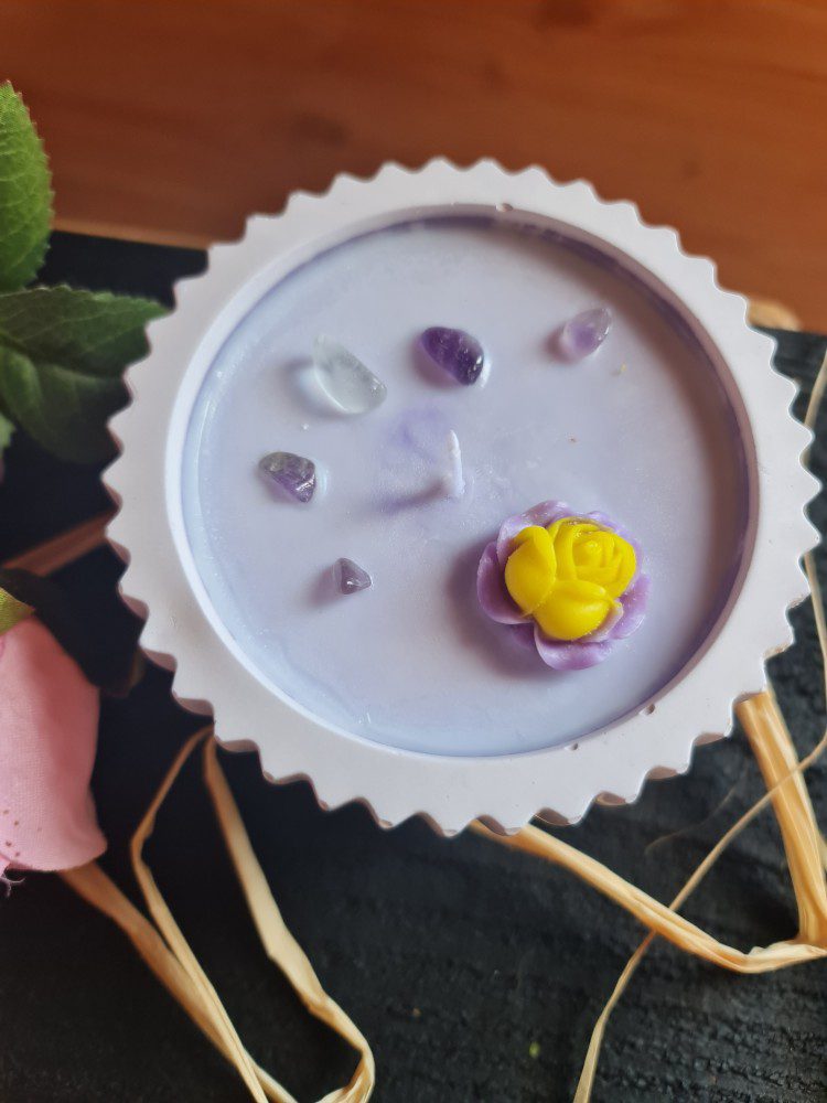 Handgemaakte kaars van soja wax - PAARS gips pot - amethist en groene flouride chips - oriëntaalse en intense geur - 180gr - Afbeelding 2