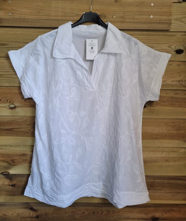 Luchtige katoenen top met korte mouwen, in kleur WIT, kraagje en broderie maat 42