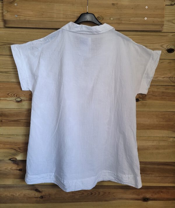 Luchtige katoenen top met korte mouwen, in kleur WIT, kraagje en broderie maat 42 - Afbeelding 4