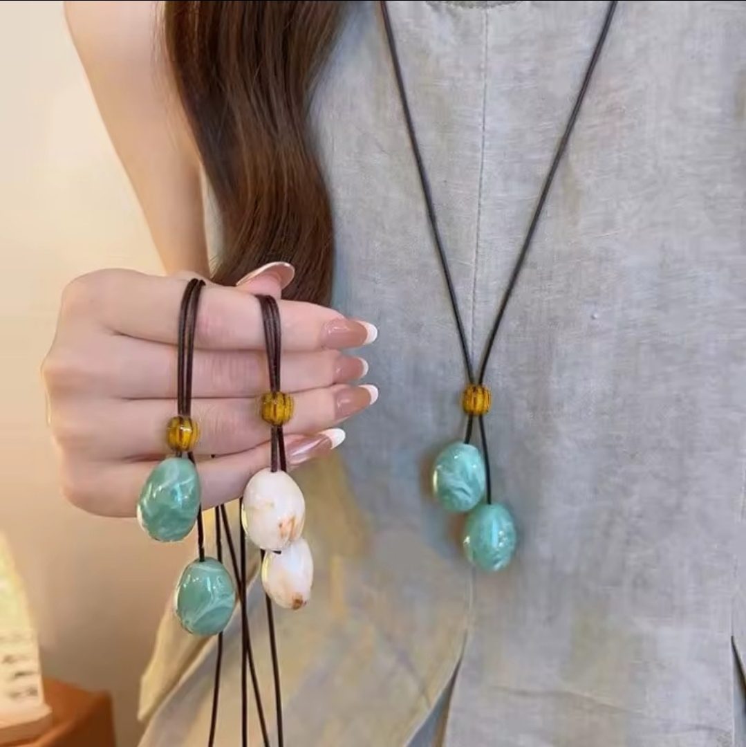 Elegante verstelbare ketting met schelp - in GROEN kleur met twee hangers