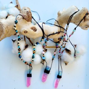 Handgemaakte Edelsteen ketting fantasie met kristaal hanger en diverse kralen