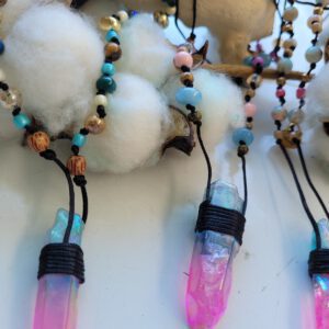 Handgemaakte Edelsteen ketting fantasie met kristaal hanger en diverse kralen
