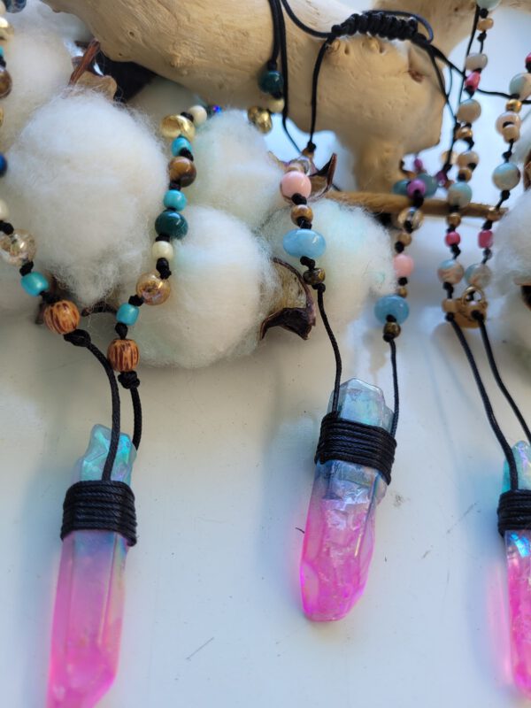 Handgemaakte Edelsteen ketting fantasie met kristaal hanger en diverse kralen