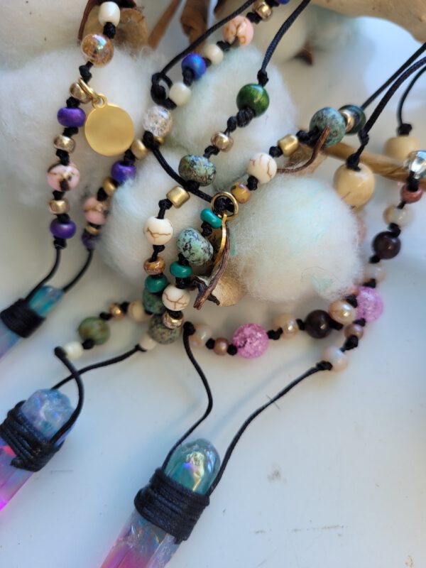 Handgemaakte Edelsteen ketting fantasie met kristaal hanger en diverse kralen - Afbeelding 4