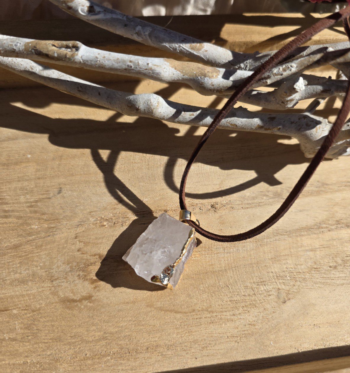 Handgemaakte edelsteen ketting met ruwe Bergkristal - lange ketting - suède koord