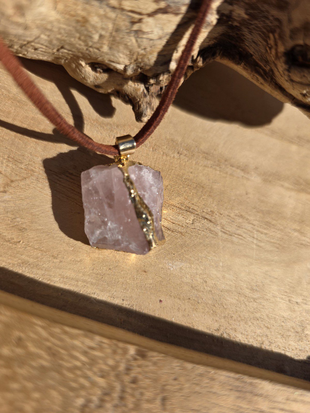 Handgemaakte edelsteen ketting met ruwe Rozenkwarts - lange ketting - suède koord
