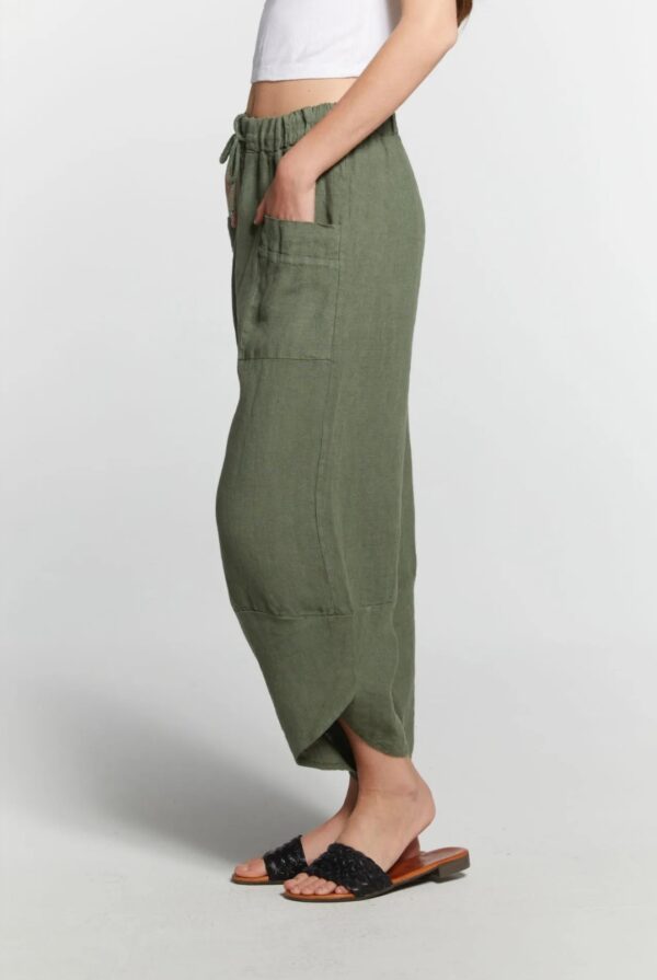 Linnen 7/8 broek met voor steekzakken - asymmetrisch rand onder de pijpen - kleur MILITAIR GROEN - maat 42/44 - Afbeelding 3