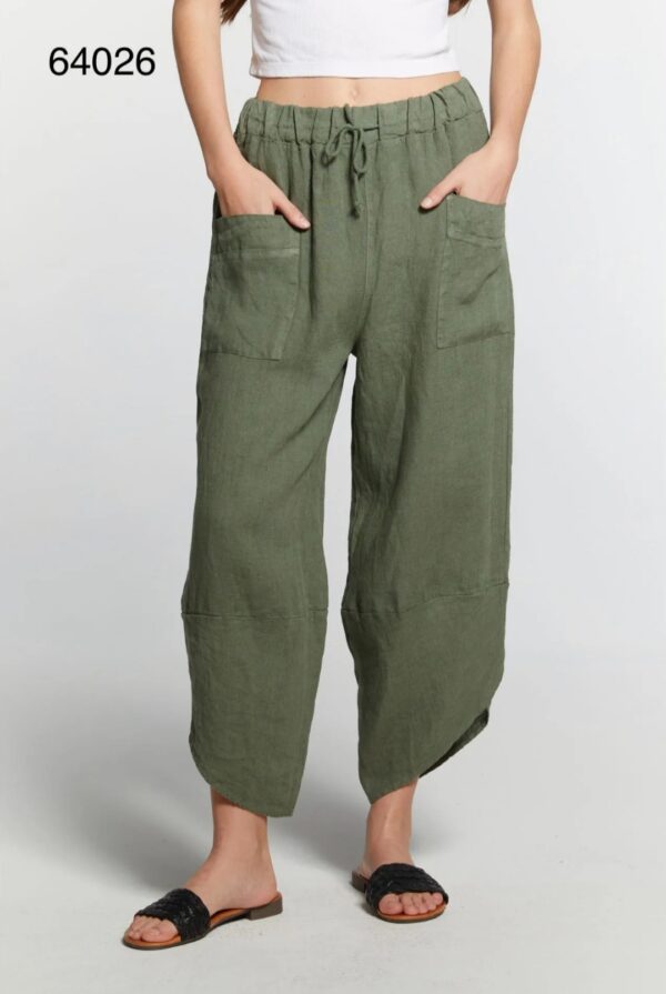 Linnen 7/8 broek met voor steekzakken - asymmetrisch rand onder de pijpen - kleur MILITAIR GROEN - maat 42/44