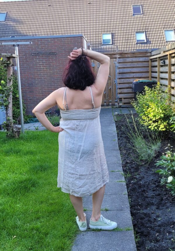 Zomer jurk van puur linnen, kleur BEIGE schouder bandjes, broderie en elastisch achter maat 40/42 - Afbeelding 4