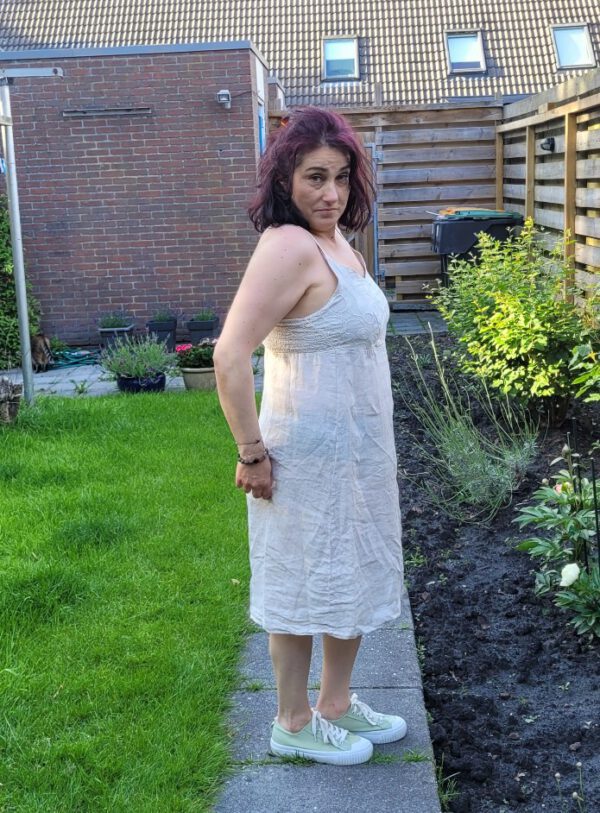 Zomer jurk van puur linnen, kleur BEIGE schouder bandjes, broderie en elastisch achter maat 40/42 - Afbeelding 3