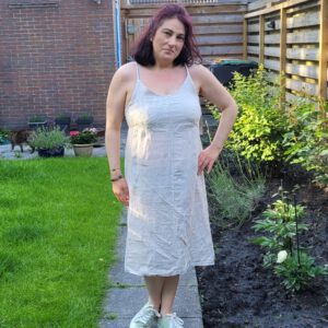 Zomer jurk van puur linnen, kleur BEIGE schouder bandjes, broderie en elastisch achter maat 40/42