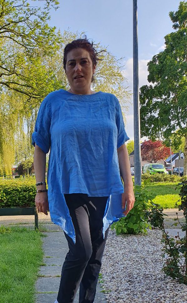 Mooi linnen top in BLAUW kleur met korte mouwen, asymmetrisch ronde hals maat 42