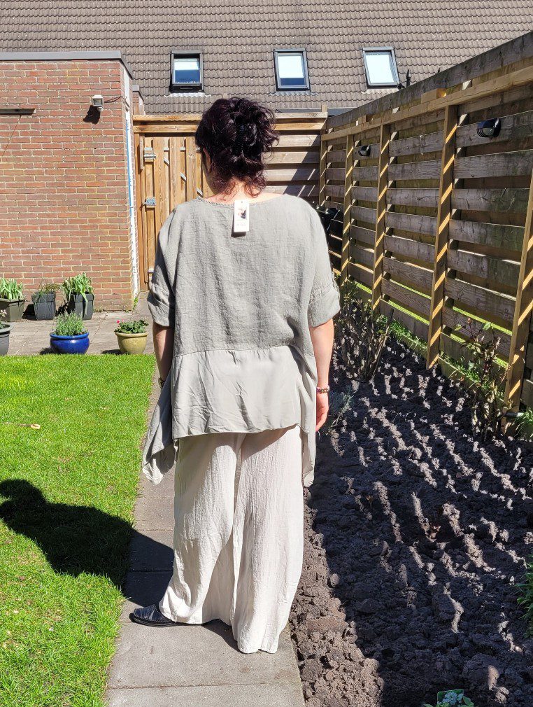 Linnen top met lange volant met verstelbare mouwen LICHT BRUIN, maat 42/44 - Afbeelding 4