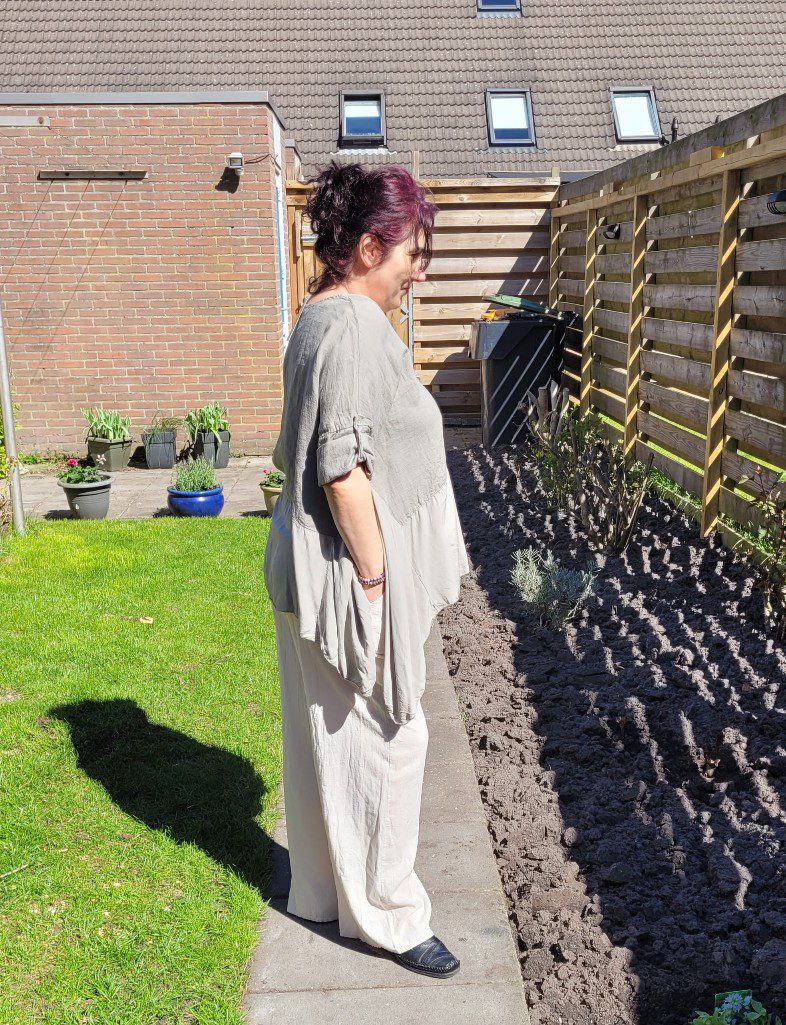 Linnen top met lange volant met verstelbare mouwen LICHT BRUIN, maat 42/44 - Afbeelding 3