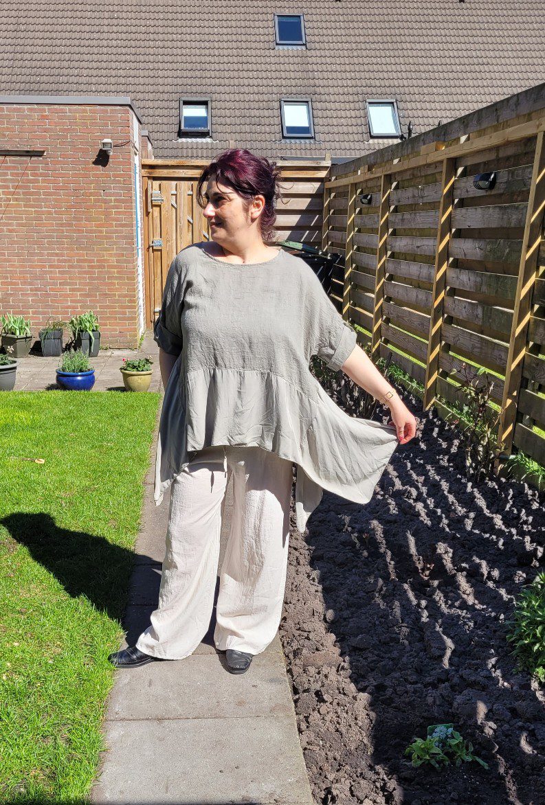 Linnen top met lange volant met verstelbare mouwen LICHT BRUIN, maat 42/44 - Afbeelding 2