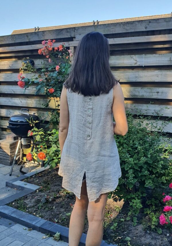 Mouwloze linnen top tuniek met ronde hals en knoppen achter kant en split in BEIGE kleur Maat 38/40 - Afbeelding 2