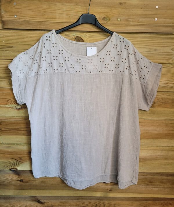 Luchtige katoen en linnen top in BEIGE kleur, met katoenen kant maat 42/44