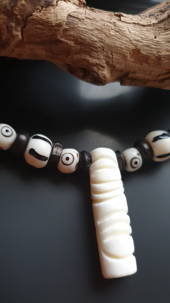 Handgemaakte heren ketting van Maori Yak bot 1st