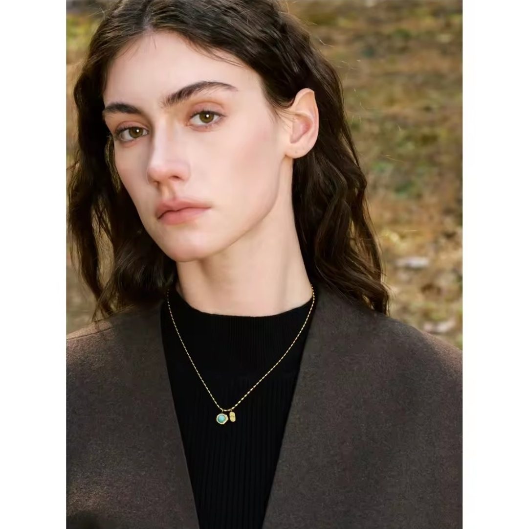 Mooi minimalistische ketting met Turquoise edelsteen en roestvrij staal - met kleine hangertje