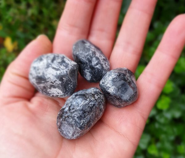 Ruwe brok van Sneeuwvlok Obsidiaan- zwart met wit elementen edelsteen- smal stukken kristal