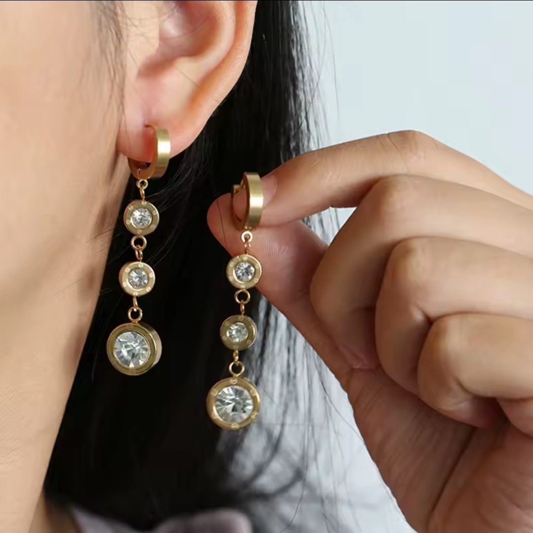 Elegante hang vergulde oorbellen met zirkonium GOUDEN KLEUR - ronde elementen