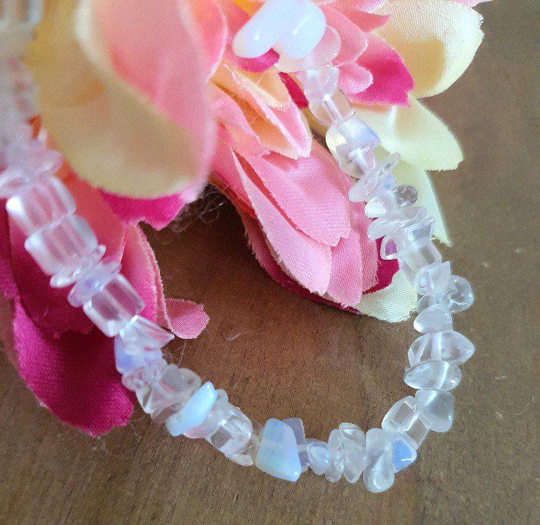 Armband van opaal, ronde kralen en chips