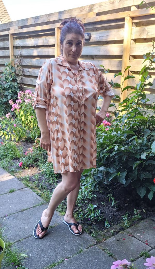 Loze en luchtige blouse jurk in CAMEL kleur met lange mouwen maat 42/44 - Afbeelding 2