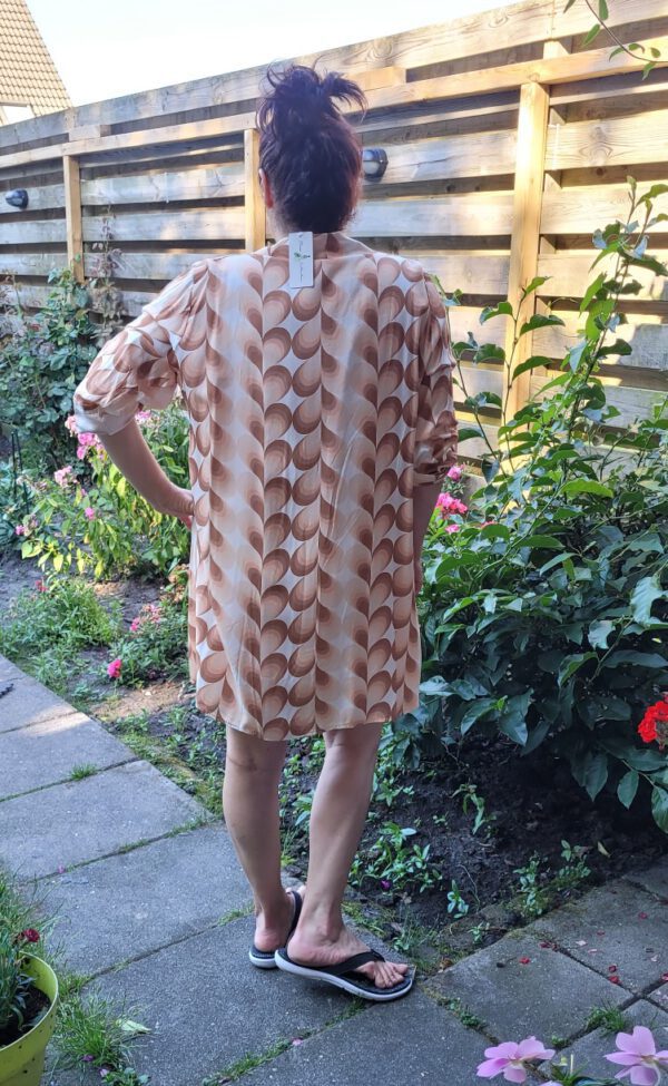 Loze en luchtige blouse jurk in CAMEL kleur met lange mouwen maat 42/44 - Afbeelding 3