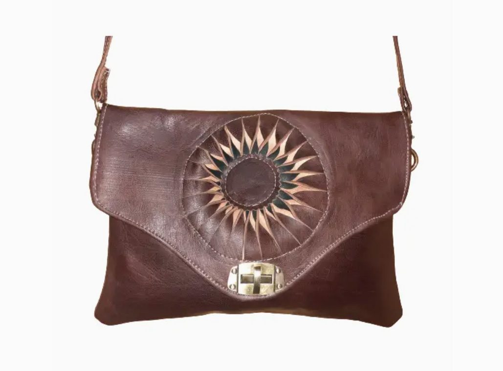 Handgemaakte platte tas met zon van zacht rund leer - met klep - Gemaakt in Marokko - schoudertas