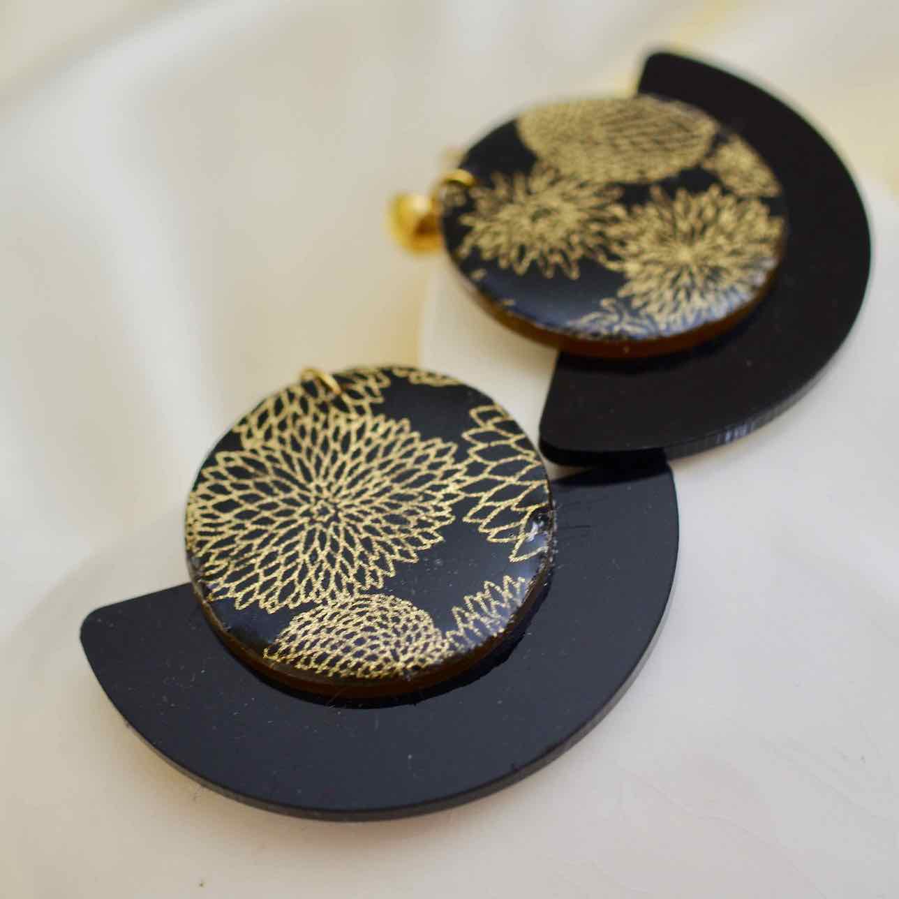 Handgemaakte origami Zwarte en gouden waaieroorbellen van plexiglas en papier - massieve oorbellen - Afbeelding 3