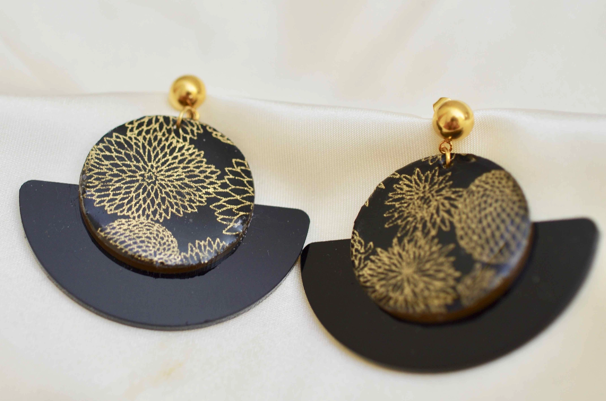 Handgemaakte origami Zwarte en gouden waaieroorbellen van plexiglas en papier - massieve oorbellen