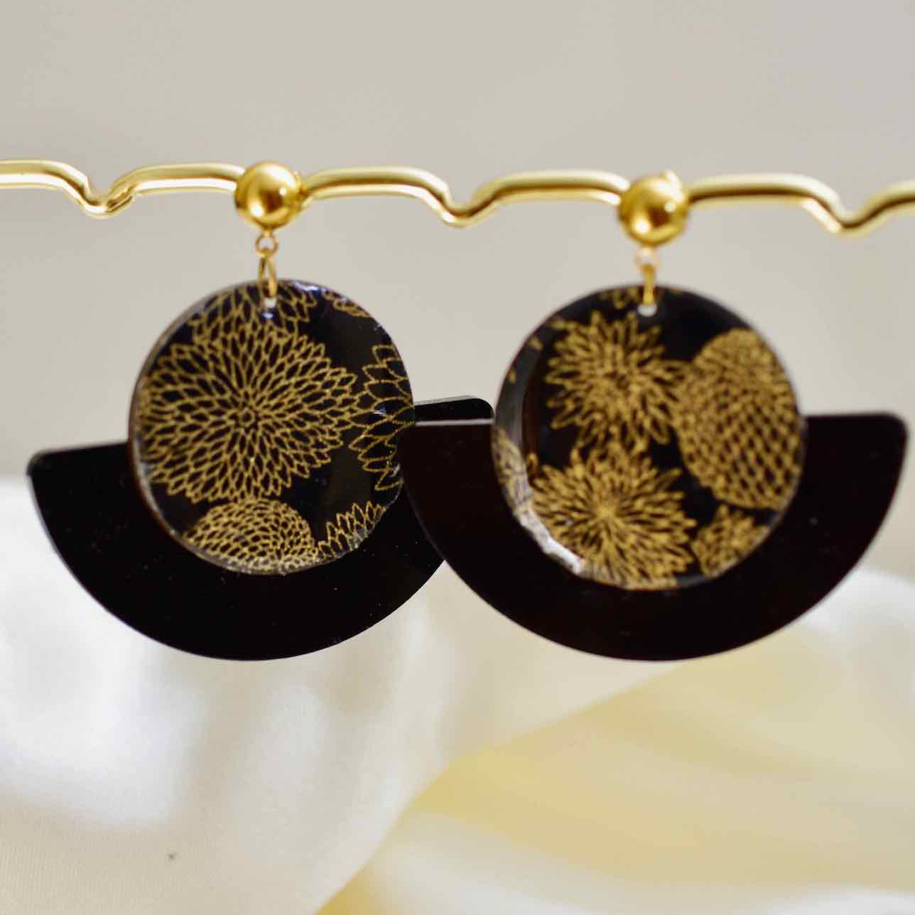 Handgemaakte origami Zwarte en gouden waaieroorbellen van plexiglas en papier - massieve oorbellen - Afbeelding 2